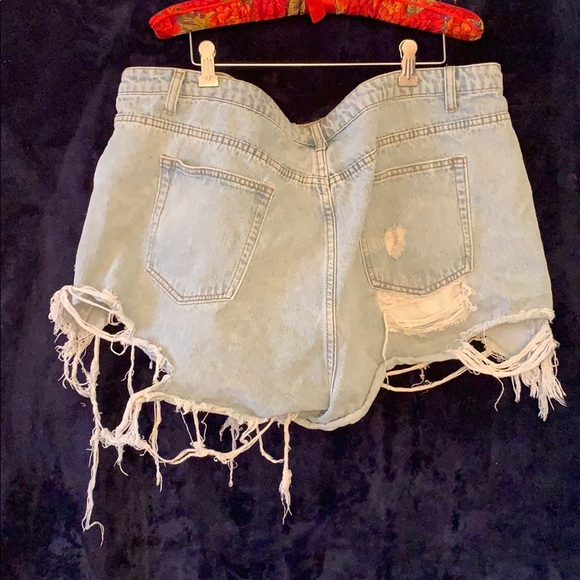 Missguided Distressed Denim Shorts - Picture 2 of 3